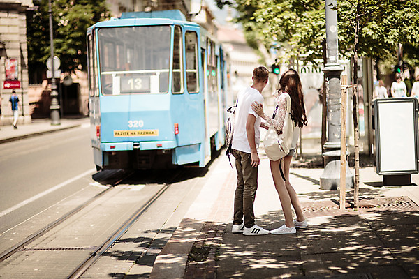 포토 JPG 주간 전신 외국인 커플 여자 남자 데이트 거리 20대 성인 야외 두명 뒷모습 로맨틱 도시 전차 연애 크로아티아 성인만 국내포토 자연요소 유럽 육상교통 뷰포인트 컨셉 관계 대중교통 사람 인종 청년 파일형식
