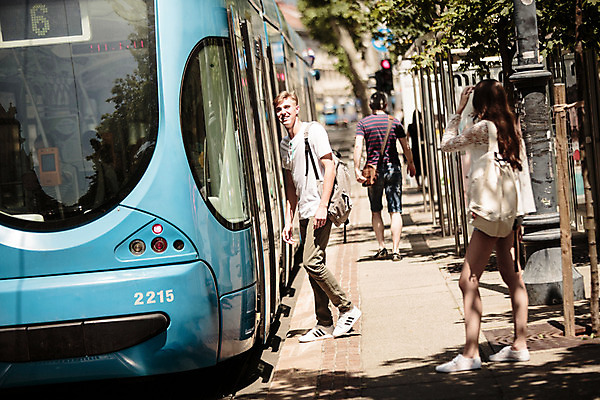 포토 JPG 주간 전신 외국인 커플 여자 남자 데이트 거리 20대 성인 야외 옆모습 세명 로맨틱 도시 승차 전차 연애 크로아티아 트램 성인만 국내포토 자연요소 유럽 육상교통 교통수단 뷰포인트 컨셉 관계 모션 대중교통 사람 인종 청년 파일형식