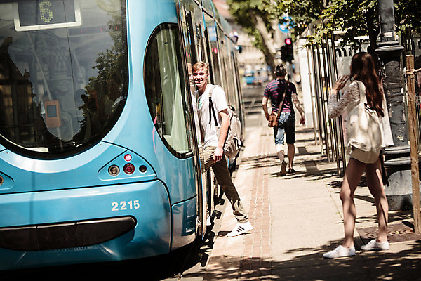 포토 JPG 주간 전신 외국인 커플 여자 남자 데이트 거리 20대 성인 야외 옆모습 세명 로맨틱 도시 승차 전차 연애 크로아티아 트램 성인만 국내포토 자연요소 유럽 육상교통 교통수단 뷰포인트 컨셉 관계 모션 대중교통 사람 인종 청년 파일형식