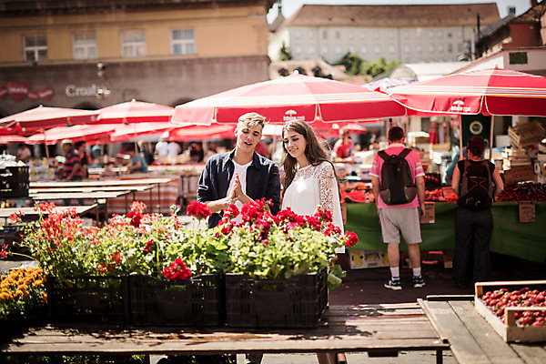 포토 JPG 주간 외국인 커플 여자 남자 꽃 데이트 거리 서기 여러명 20대 성인 야외 앞모습 쇼핑 로맨틱 도시 파라솔 시장 구경 연애 크로아티아 꽃구경 성인만 국내포토 자연요소 식물 유럽 뷰포인트 다수 컨셉 관계 모션 사람 인종 청년 파일형식
