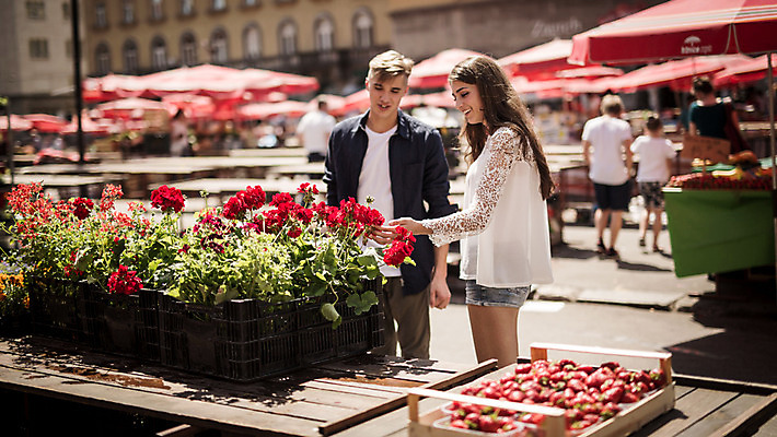 포토 JPG 주간 외국인 커플 여자 남자 꽃 데이트 거리 서기 여러명 20대 성인 야외 앞모습 쇼핑 로맨틱 도시 파라솔 시장 구경 연애 크로아티아 꽃구경 성인만 국내포토 자연요소 식물 유럽 뷰포인트 다수 컨셉 관계 모션 사람 인종 청년 파일형식