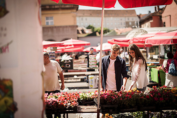 포토 JPG 주간 외국인 커플 여자 남자 꽃 데이트 거리 서기 여러명 20대 성인 야외 앞모습 쇼핑 로맨틱 도시 파라솔 시장 구경 연애 크로아티아 꽃구경 성인만 국내포토 자연요소 식물 유럽 뷰포인트 다수 컨셉 관계 모션 사람 인종 청년 파일형식