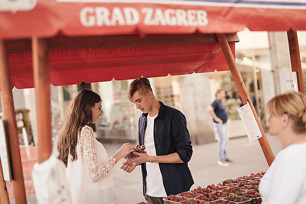 포토 JPG 주간 외국인 커플 여자 남자 데이트 딸기 거리 여러명 20대 성인 야외 옆모습 쇼핑 로맨틱 도시 시장 연애 크로아티아 성인만 국내포토 자연요소 유럽 뷰포인트 다수 컨셉 과일 관계 사람 인종 청년 파일형식