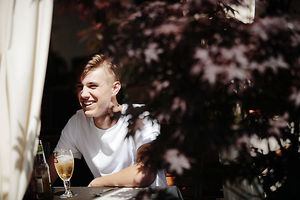 포토 JPG 주간 외국인 남자 데이트 나뭇잎 거리 한명 웃음 앉기 20대 성인 야외 앞모습 로맨틱 도시 맥주잔 연애 맥주병 크로아티아 성인남자한명만 국내포토 자연요소 1 유럽 뷰포인트 컨셉 잎 술잔 모션 술병 맥주 표정 사람 인종 청년 남자한명만 성인남자만 파일형식