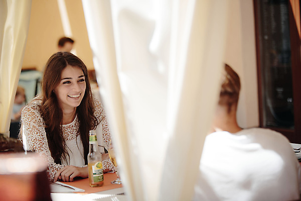 포토 JPG 주간 외국인 커플 여자 남자 데이트 거리 미소 앉기 20대 성인 야외 두명 앞모습 뒷모습 식당 로맨틱 도시 연애 맥주병 크로아티아 성인만 국내포토 자연요소 유럽 뷰포인트 컨셉 관계 모션 술병 맥주 표정 사람 인종 청년 상점 파일형식