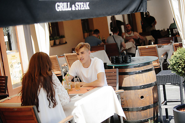 포토 JPG 주간 외국인 커플 여자 남자 데이트 거리 앉기 여러명 20대 성인 야외 앞모습 뒷모습 식당 로맨틱 도시 연애 크로아티아 성인만 국내포토 자연요소 유럽 뷰포인트 다수 컨셉 관계 모션 사람 인종 청년 상점 파일형식