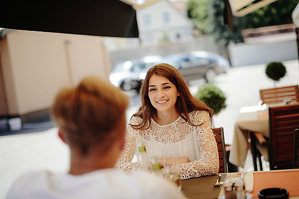 포토 JPG 주간 외국인 커플 여자 남자 데이트 거리 미소 앉기 20대 성인 야외 두명 앞모습 뒷모습 아웃포커스 식당 로맨틱 도시 연애 크로아티아 성인만 국내포토 자연요소 유럽 뷰포인트 컨셉 관계 모션 촬영기법 표정 사람 인종 청년 상점 파일형식