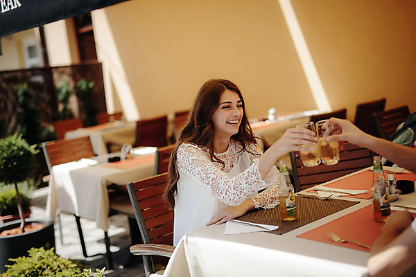 포토 JPG 주간 외국인 커플 여자 남자 데이트 잔 거리 미소 앉기 20대 성인 야외 두명 식당 로맨틱 도시 건배 연애 맥주병 크로아티아 성인만 국내포토 자연요소 식기 유럽 컨셉 관계 모션 술병 맥주 표정 사람 인종 청년 상점 파일형식