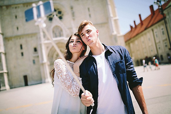 포토 JPG 주간 외국인 커플 여자 남자 데이트 거리 들기 20대 성인 야외 두명 건물 앞모습 로맨틱 셀프카메라 광장 연애 크로아티아 입내밀기 셀카봉 성인만 국내포토 자연요소 건축물 유럽 뷰포인트 컨셉 관계 모션 사람 인종 청년 사진촬영 파일형식