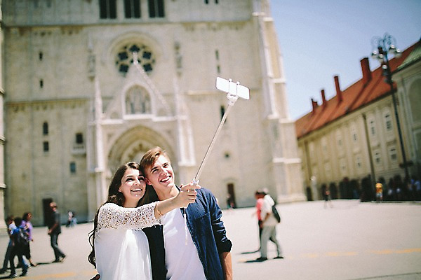 포토 JPG 주간 외국인 커플 여자 남자 데이트 거리 들기 여러명 20대 성인 야외 건물 앞모습 로맨틱 셀프카메라 광장 연애 크로아티아 셀카봉 성인만 국내포토 자연요소 건축물 유럽 뷰포인트 다수 컨셉 관계 모션 사람 인종 청년 사진촬영 파일형식