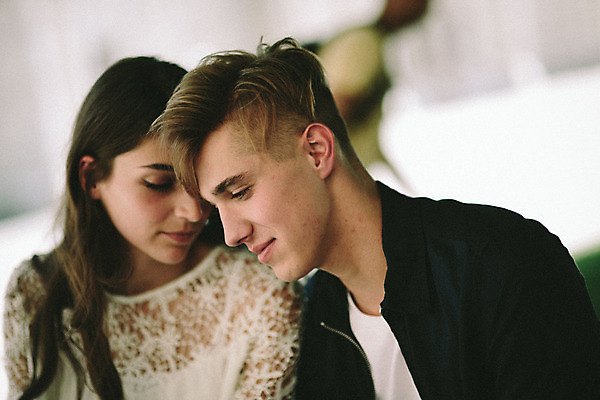 포토 JPG 주간 외국인 커플 여자 남자 데이트 거리 20대 성인 야외 두명 앞모습 아웃포커스 다정 로맨틱 도시 연애 크로아티아 성인만 국내포토 자연요소 유럽 뷰포인트 컨셉 관계 촬영기법 사람 인종 청년 파일형식