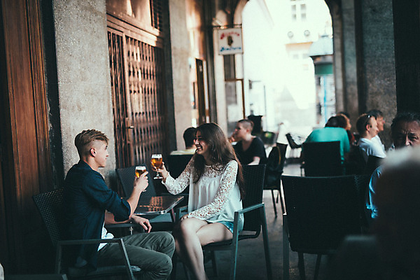 포토 JPG 주간 외국인 커플 여자 남자 데이트 거리 맥주 앉기 여러명 20대 성인 야외 옆모습 로맨틱 도시 건배 맥주잔 연애 크로아티아 카페테라스 성인만 국내포토 자연요소 유럽 뷰포인트 다수 컨셉 술잔 관계 모션 주류 사람 인종 청년 카페 파일형식