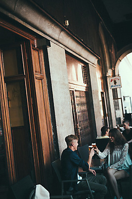 포토 JPG 주간 외국인 커플 여자 남자 데이트 거리 맥주 미소 앉기 여러명 20대 성인 야외 로맨틱 마시기 도시 건배 맥주잔 연애 크로아티아 카페테라스 성인만 국내포토 자연요소 유럽 다수 컨셉 술잔 관계 모션 주류 표정 사람 인종 청년 카페 파일형식