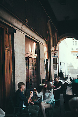 포토 JPG 주간 외국인 커플 여자 남자 데이트 거리 맥주 미소 앉기 여러명 20대 성인 야외 로맨틱 마시기 도시 건배 맥주잔 연애 크로아티아 카페테라스 성인만 국내포토 자연요소 유럽 다수 컨셉 술잔 관계 모션 주류 표정 사람 인종 청년 카페 파일형식