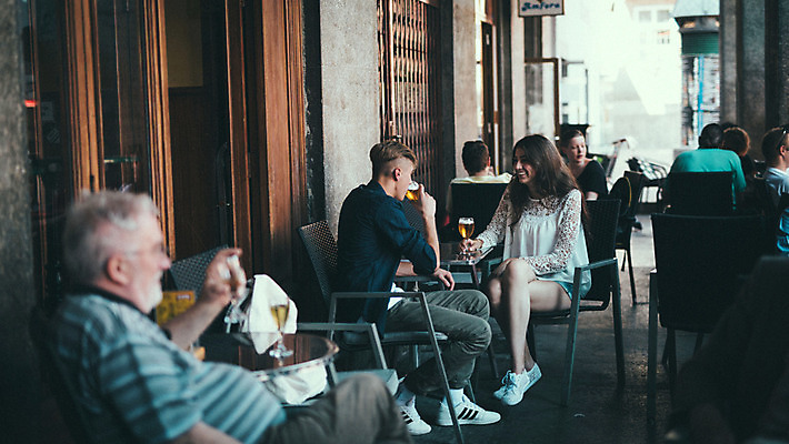 포토 JPG 주간 외국인 커플 여자 남자 데이트 거리 맥주 미소 앉기 여러명 20대 성인 야외 옆모습 로맨틱 마시기 도시 맥주잔 연애 크로아티아 카페테라스 성인만 국내포토 자연요소 유럽 뷰포인트 다수 컨셉 술잔 관계 모션 주류 표정 사람 인종 청년 카페 파일형식