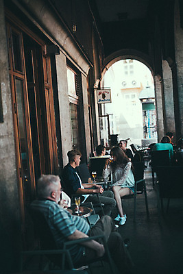 포토 JPG 주간 외국인 커플 여자 남자 데이트 거리 맥주 앉기 여러명 20대 성인 야외 옆모습 로맨틱 마시기 도시 맥주잔 연애 크로아티아 카페테라스 성인만 국내포토 자연요소 유럽 뷰포인트 다수 컨셉 술잔 관계 모션 주류 사람 인종 청년 카페 파일형식