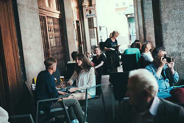 포토 JPG 주간 외국인 커플 여자 남자 데이트 거리 앉기 여러명 20대 성인 야외 옆모습 로맨틱 도시 맥주잔 연애 크로아티아 카페테라스 성인만 국내포토 자연요소 유럽 뷰포인트 다수 컨셉 술잔 관계 모션 사람 인종 청년 카페 파일형식