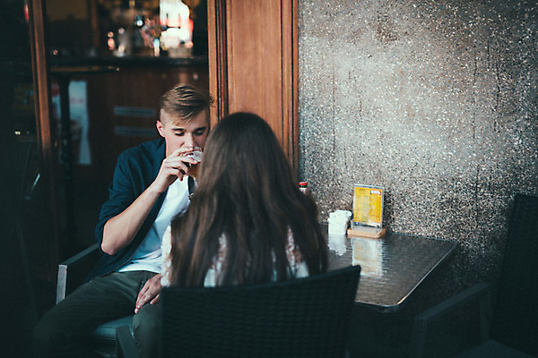 포토 JPG 주간 외국인 커플 여자 남자 데이트 거리 맥주 앉기 20대 성인 야외 두명 뒷모습 로맨틱 마시기 도시 맥주잔 연애 크로아티아 카페테라스 성인만 국내포토 자연요소 유럽 뷰포인트 컨셉 술잔 관계 모션 주류 사람 인종 청년 카페 파일형식