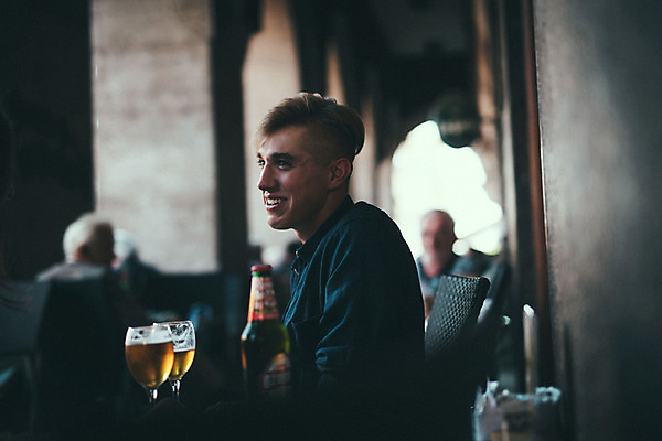 포토 JPG 주간 외국인 남자 데이트 거리 맥주 미소 20대 성인 야외 아웃포커스 세명 로맨틱 도시 맥주잔 연애 크로아티아 카페테라스 성인만 국내포토 자연요소 유럽 컨셉 술잔 주류 촬영기법 표정 사람 인종 청년 카페 파일형식