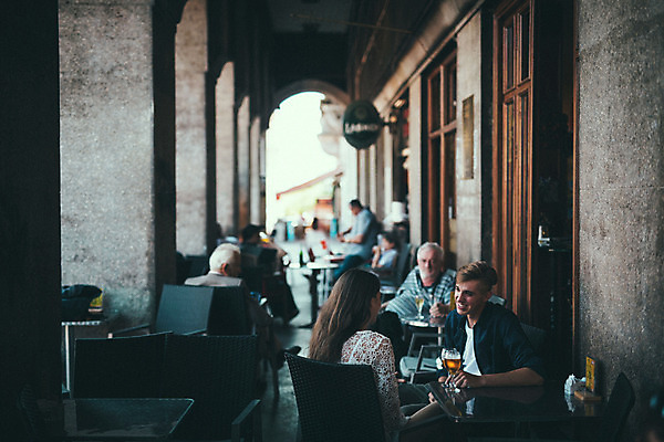 포토 JPG 주간 외국인 커플 여자 남자 데이트 거리 맥주 앉기 여러명 20대 성인 야외 옆모습 로맨틱 도시 맥주잔 연애 크로아티아 카페테라스 성인만 국내포토 자연요소 유럽 뷰포인트 다수 컨셉 술잔 관계 모션 주류 사람 인종 청년 카페 파일형식