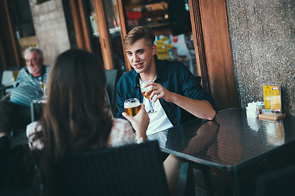 포토 JPG 주간 외국인 커플 여자 남자 데이트 거리 맥주 앉기 20대 성인 야외 앞모습 뒷모습 세명 로맨틱 마시기 도시 맥주잔 연애 크로아티아 카페테라스 성인만 국내포토 자연요소 유럽 뷰포인트 컨셉 술잔 관계 모션 주류 사람 인종 청년 카페 파일형식