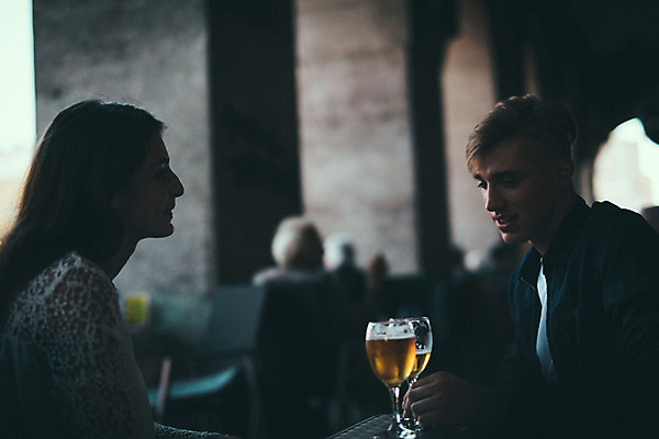 포토 JPG 주간 외국인 커플 여자 남자 데이트 거리 맥주 앉기 여러명 20대 성인 야외 옆모습 로맨틱 도시 맥주잔 연애 크로아티아 카페테라스 성인만 국내포토 자연요소 유럽 뷰포인트 다수 컨셉 술잔 관계 모션 주류 사람 인종 청년 카페 파일형식