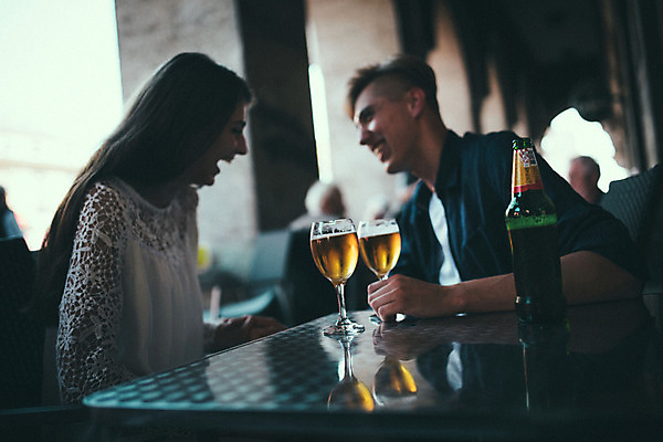 포토 JPG 주간 외국인 커플 여자 남자 데이트 거리 맥주 웃음 앉기 여러명 20대 성인 야외 옆모습 아웃포커스 로맨틱 도시 맥주잔 연애 크로아티아 카페테라스 성인만 국내포토 자연요소 유럽 뷰포인트 다수 컨셉 술잔 관계 모션 주류 촬영기법 표정 사람 인종 청년 카페 파일형식