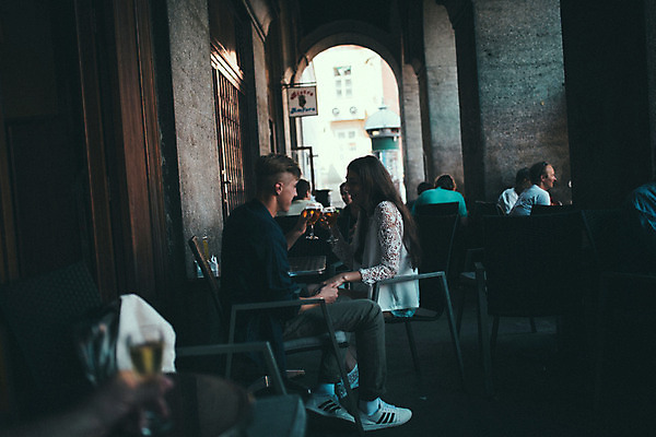 포토 JPG 주간 외국인 커플 여자 남자 데이트 거리 맥주 앉기 여러명 20대 성인 야외 옆모습 로맨틱 도시 건배 맥주잔 연애 크로아티아 카페테라스 성인만 국내포토 자연요소 유럽 뷰포인트 다수 컨셉 술잔 관계 모션 주류 사람 인종 청년 카페 파일형식