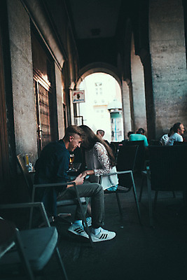 포토 JPG 주간 외국인 커플 여자 남자 데이트 거리 앉기 여러명 20대 성인 야외 옆모습 로맨틱 도시 귓속말 맥주잔 연애 크로아티아 카페테라스 성인만 국내포토 자연요소 유럽 뷰포인트 다수 컨셉 술잔 관계 모션 사람 인종 청년 카페 파일형식