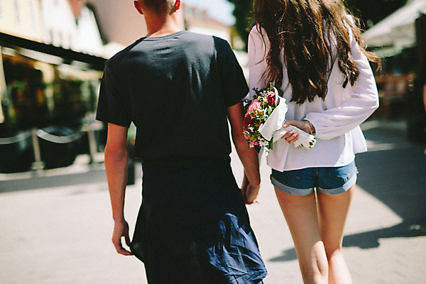 포토 JPG 주간 외국인 커플 여자 남자 꽃다발 데이트 거리 20대 성인 야외 두명 뒷모습 걷기 손잡기 로맨틱 도시 연애 크로아티아 성인만 국내포토 자연요소 꽃 유럽 뷰포인트 컨셉 관계 모션 사람 인종 청년 파일형식