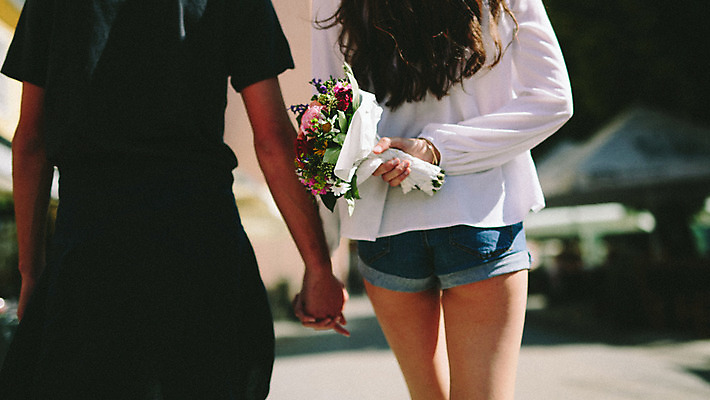 포토 JPG 주간 외국인 커플 여자 남자 꽃다발 데이트 거리 20대 성인 야외 두명 뒷모습 걷기 손잡기 로맨틱 도시 연애 크로아티아 성인만 국내포토 자연요소 꽃 유럽 뷰포인트 컨셉 관계 모션 사람 인종 청년 파일형식