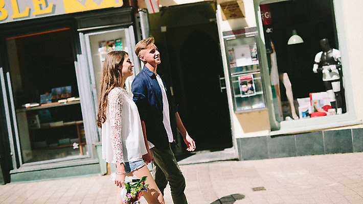 포토 JPG 주간 외국인 커플 여자 남자 꽃다발 데이트 거리 20대 성인 야외 두명 옆모습 걷기 상점 손잡기 로맨틱 도시 연애 크로아티아 성인만 국내포토 자연요소 꽃 유럽 뷰포인트 컨셉 관계 모션 사람 인종 청년 파일형식