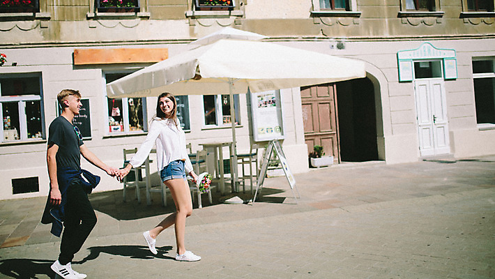 포토 JPG 주간 전신 외국인 커플 여자 남자 꽃다발 데이트 거리 20대 성인 야외 두명 옆모습 걷기 상점 손잡기 로맨틱 도시 연애 크로아티아 성인만 국내포토 자연요소 꽃 유럽 뷰포인트 컨셉 관계 모션 사람 인종 청년 파일형식