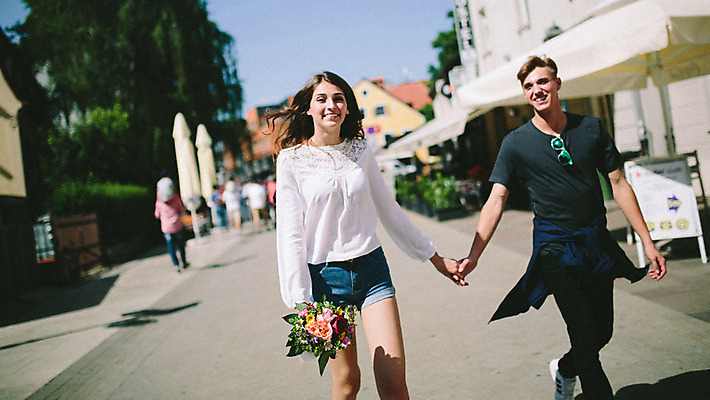 포토 JPG 주간 외국인 커플 여자 남자 꽃다발 데이트 거리 20대 성인 야외 두명 걷기 상점 손잡기 로맨틱 도시 연애 크로아티아 성인만 국내포토 자연요소 꽃 유럽 컨셉 관계 모션 사람 인종 청년 파일형식