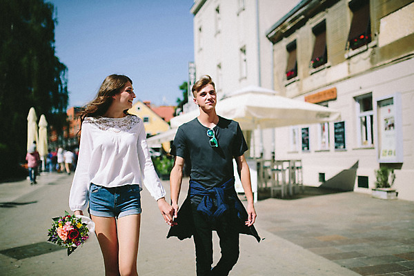 포토 JPG 주간 외국인 커플 여자 남자 꽃다발 데이트 거리 20대 성인 야외 두명 앞모습 걷기 상점 손잡기 로맨틱 도시 연애 크로아티아 성인만 국내포토 자연요소 꽃 유럽 뷰포인트 컨셉 관계 모션 사람 인종 청년 파일형식