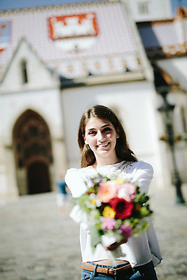 포토 JPG 주간 외국인 여자 꽃다발 한명 미소 들기 20대 성인 야외 앞모습 아웃포커스 관광지 로맨틱 광장 연애 크로아티아 산마르코대성당 성인여자한명만 국내포토 자연요소 1 꽃 유럽 뷰포인트 여행 컨셉 모션 촬영기법 표정 사람 인종 청년 성당 이탈리아 여자한명만 성인여자만 파일형식