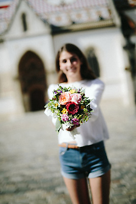 포토 JPG 주간 외국인 여자 꽃다발 한명 미소 들기 20대 성인 야외 앞모습 아웃포커스 관광지 로맨틱 광장 연애 크로아티아 산마르코대성당 성인여자한명만 국내포토 자연요소 1 꽃 유럽 뷰포인트 여행 컨셉 모션 촬영기법 표정 사람 인종 청년 성당 이탈리아 여자한명만 성인여자만 파일형식