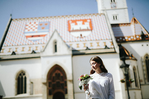 포토 JPG 주간 외국인 여자 꽃다발 한명 들기 20대 성인 야외 앞모습 관광지 로맨틱 광장 연애 크로아티아 산마르코대성당 성인여자한명만 국내포토 자연요소 1 꽃 유럽 뷰포인트 여행 컨셉 모션 사람 인종 청년 성당 이탈리아 여자한명만 성인여자만 파일형식