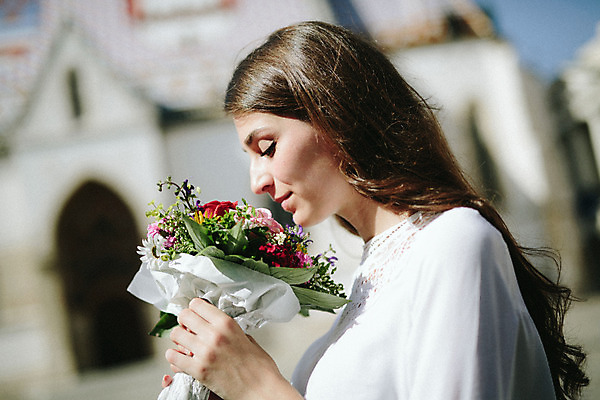 포토 JPG 주간 외국인 여자 꽃다발 한명 들기 20대 성인 야외 옆모습 관광지 로맨틱 향기 광장 연애 크로아티아 산마르코대성당 성인여자한명만 국내포토 자연요소 1 꽃 유럽 뷰포인트 여행 컨셉 모션 사람 인종 청년 성당 이탈리아 냄새 여자한명만 성인여자만 파일형식