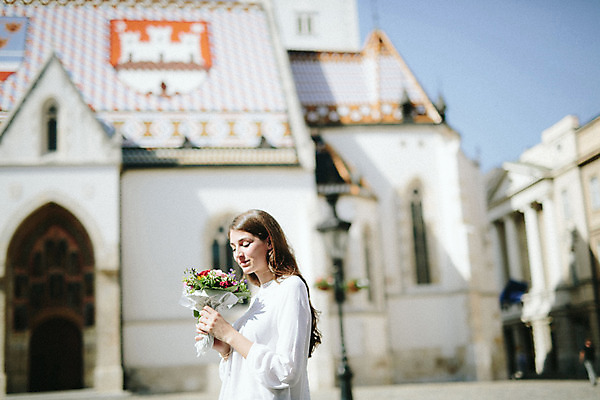 포토 JPG 주간 외국인 여자 꽃다발 한명 들기 20대 성인 야외 아웃포커스 관광지 눈감음 로맨틱 광장 연애 크로아티아 산마르코대성당 성인여자한명만 국내포토 자연요소 1 꽃 유럽 여행 컨셉 모션 촬영기법 사람 인종 청년 성당 이탈리아 여자한명만 성인여자만 파일형식