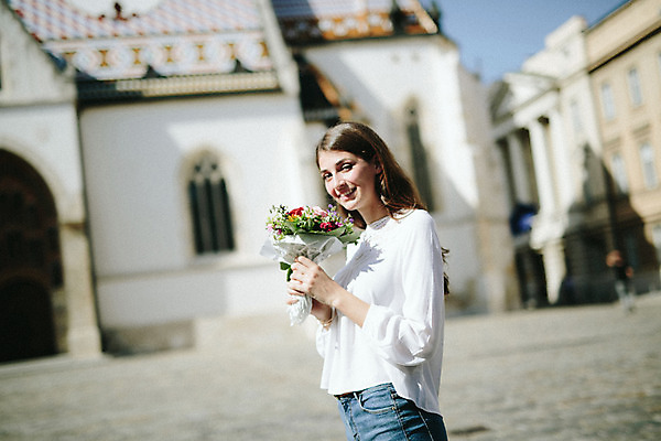 포토 JPG 주간 외국인 여자 꽃다발 한명 미소 들기 20대 성인 야외 옆모습 관광지 로맨틱 광장 연애 크로아티아 산마르코대성당 성인여자한명만 국내포토 자연요소 1 꽃 유럽 뷰포인트 여행 컨셉 모션 표정 사람 인종 청년 성당 이탈리아 여자한명만 성인여자만 파일형식