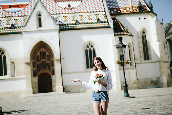 포토 JPG 주간 외국인 여자 꽃다발 한명 미소 들기 20대 성인 야외 앞모습 관광지 로맨틱 광장 연애 크로아티아 산마르코대성당 성인여자한명만 국내포토 자연요소 1 꽃 유럽 뷰포인트 여행 컨셉 모션 표정 사람 인종 청년 성당 이탈리아 여자한명만 성인여자만 파일형식