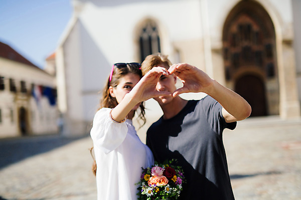 포토 JPG 주간 외국인 커플 여자 남자 꽃다발 데이트 20대 성인 야외 두명 앞모습 관광지 로맨틱 연애 크로아티아 손하트 산마르코대성당 성인만 국내포토 자연요소 꽃 유럽 뷰포인트 여행 컨셉 관계 사람 인종 손짓 청년 성당 이탈리아 파일형식