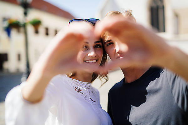포토 JPG 주간 외국인 커플 여자 남자 데이트 20대 성인 야외 두명 앞모습 관광지 로맨틱 연애 크로아티아 손하트 산마르코대성당 성인만 국내포토 자연요소 유럽 뷰포인트 여행 컨셉 관계 사람 인종 손짓 청년 성당 이탈리아 파일형식