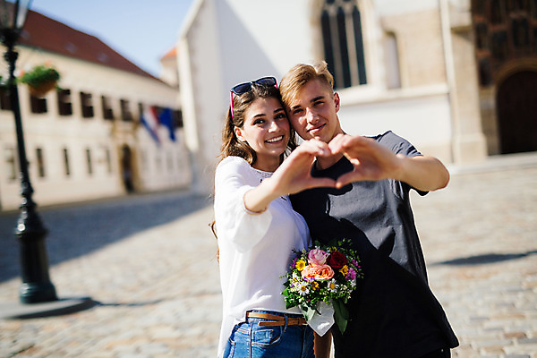 포토 JPG 주간 외국인 커플 여자 남자 꽃다발 데이트 20대 성인 야외 두명 앞모습 관광지 로맨틱 연애 크로아티아 손하트 산마르코대성당 성인만 국내포토 자연요소 꽃 유럽 뷰포인트 여행 컨셉 관계 사람 인종 손짓 청년 성당 이탈리아 파일형식