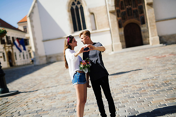 포토 JPG 주간 외국인 커플 여자 남자 꽃다발 데이트 20대 성인 야외 두명 앞모습 관광지 마주보기 로맨틱 연애 크로아티아 손하트 산마르코대성당 성인만 국내포토 자연요소 꽃 유럽 뷰포인트 여행 컨셉 관계 모션 사람 인종 손짓 청년 성당 이탈리아 파일형식