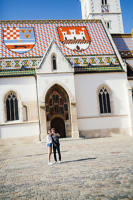 포토 JPG 주간 전신 외국인 커플 여자 남자 데이트 20대 성인 야외 두명 앞모습 관광지 로맨틱 연애 크로아티아 손하트 산마르코대성당 성인만 국내포토 자연요소 유럽 뷰포인트 여행 컨셉 관계 사람 인종 손짓 청년 성당 이탈리아 파일형식