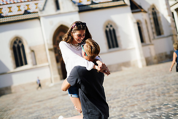 포토 JPG 주간 외국인 커플 여자 남자 데이트 안기 거리 20대 성인 야외 두명 옆모습 다정 로맨틱 광장 연애 크로아티아 산마르코대성당 성인만 국내포토 자연요소 유럽 뷰포인트 컨셉 관계 모션 사람 인종 청년 성당 이탈리아 파일형식