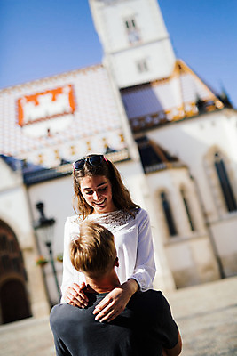 포토 JPG 주간 외국인 커플 여자 남자 데이트 안기 거리 20대 성인 야외 두명 앞모습 뒷모습 다정 로맨틱 광장 연애 크로아티아 산마르코대성당 성인만 국내포토 자연요소 유럽 뷰포인트 컨셉 관계 모션 사람 인종 청년 성당 이탈리아 파일형식