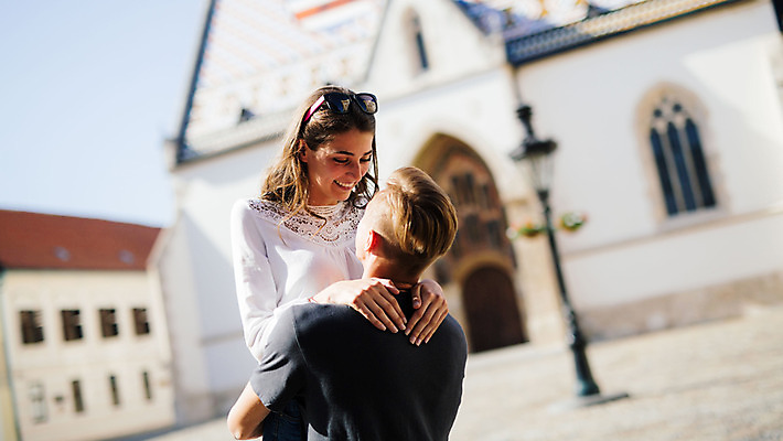 포토 JPG 주간 외국인 커플 여자 남자 데이트 안기 20대 성인 야외 두명 앞모습 뒷모습 다정 로맨틱 광장 연애 크로아티아 산마르코대성당 성인만 국내포토 자연요소 유럽 뷰포인트 컨셉 관계 모션 사람 인종 청년 성당 이탈리아 파일형식